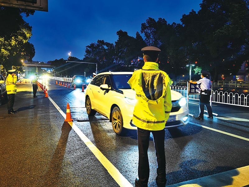 酒后無證駕駛報(bào)廢摩托車，“膽大”市民被交警逮個(gè)正著