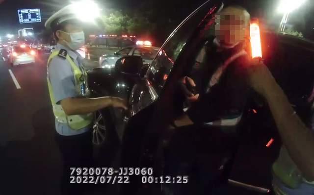 車主喝酒后找了個(gè)代駕上路了，沒想到代駕喝得比他還多