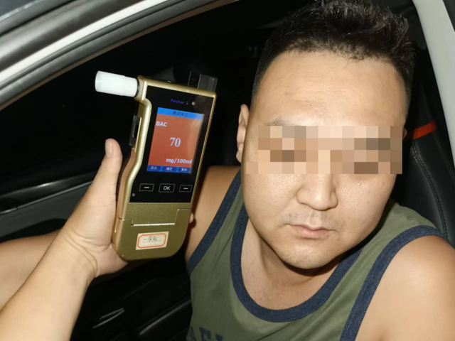 一男子喝酒看球狂歡后酒駕，三亞交警：禁駕5年！