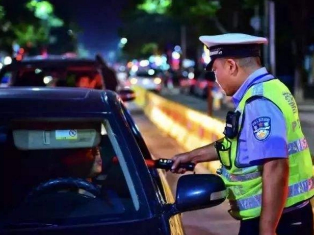 喝酒吹氣沒有吹到酒？原來是這么做的，可是還是逃不過交警
