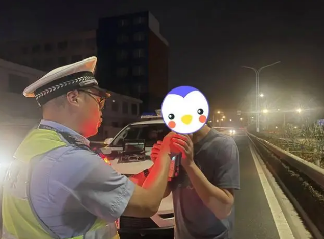 吃完兩顆“楊梅”開車，臺州一男子攤上事了！交警一查還有大問題！